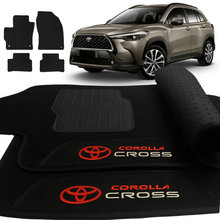 Carregar imagem no visualizador da galeria, TAPETE CARPETE COROLLA CROSS BORDADO 4 PEÇAS
