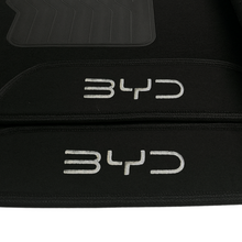 Carregar imagem no visualizador da galeria, TAPETE CARPETE BYD SONG PLUS 2023 A 2025 PRETO BORDADO 3 PEÇAS
